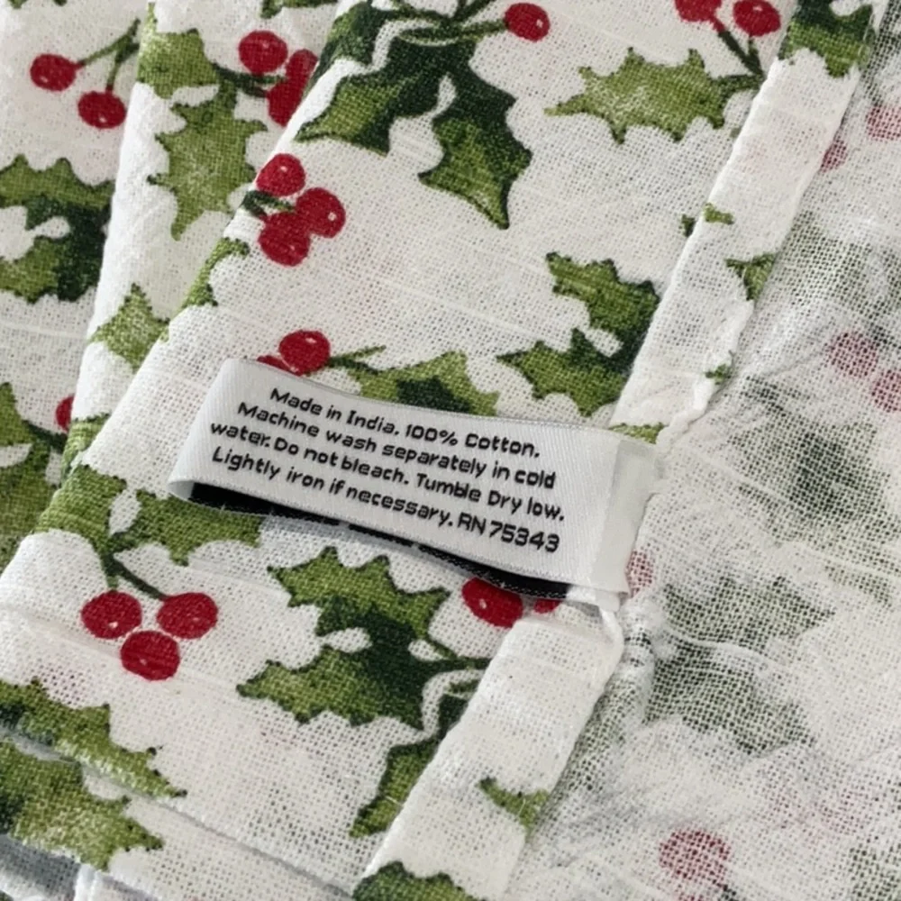 🎄 Cupcakes and Cashmere 6 napkins. Christmas Holly.